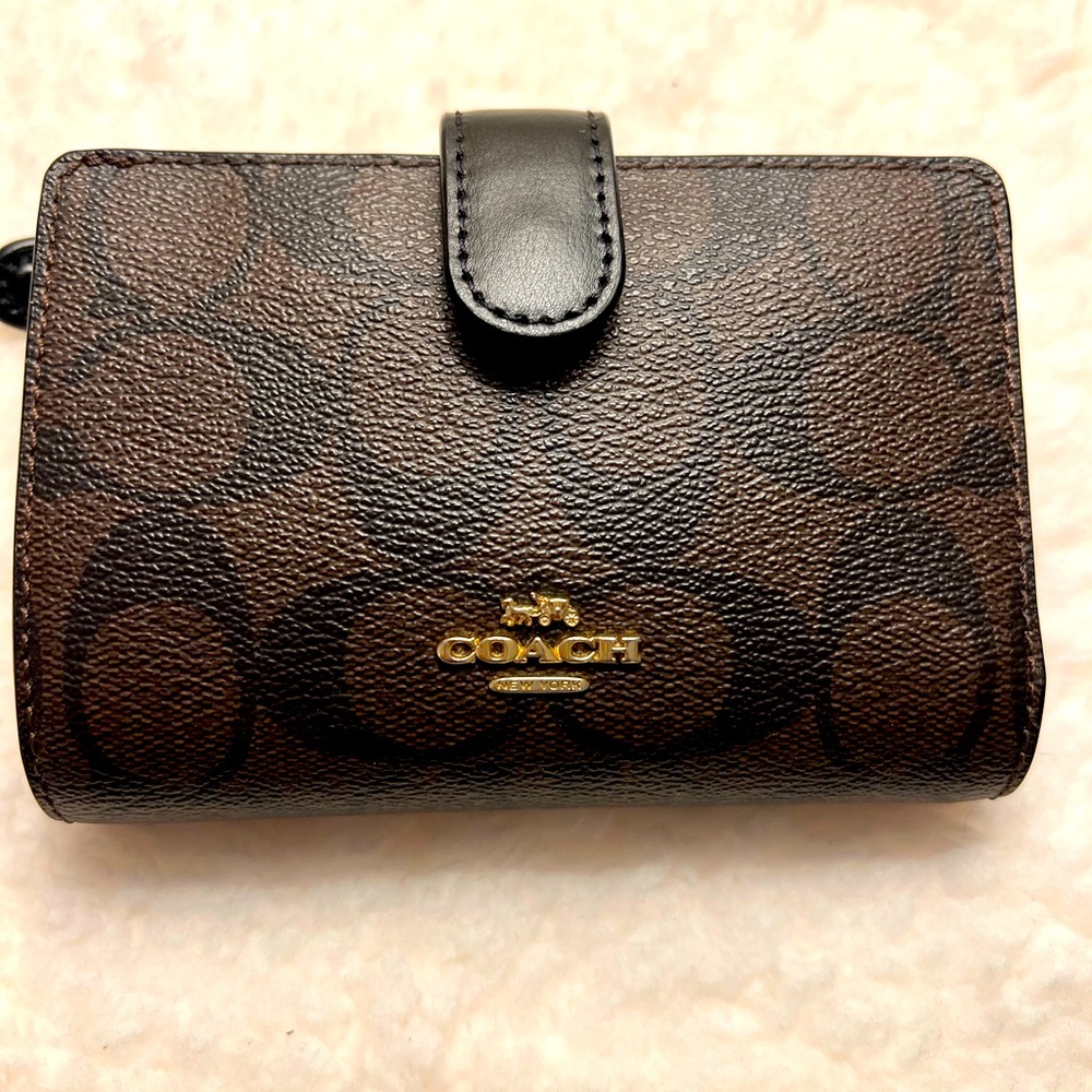Coach medium corner zip wallet